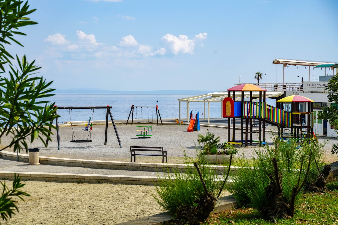 Free things to do with kids at Toronto Islands Ontario – beach and playground fun 